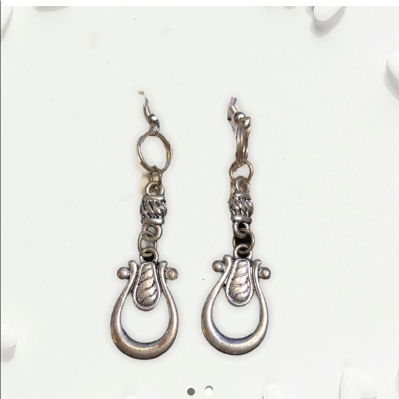 Formal earring set 🤍🖤​​​​​​​​​​​​​​​​​​​​​​​​ - Picture 2 of 2